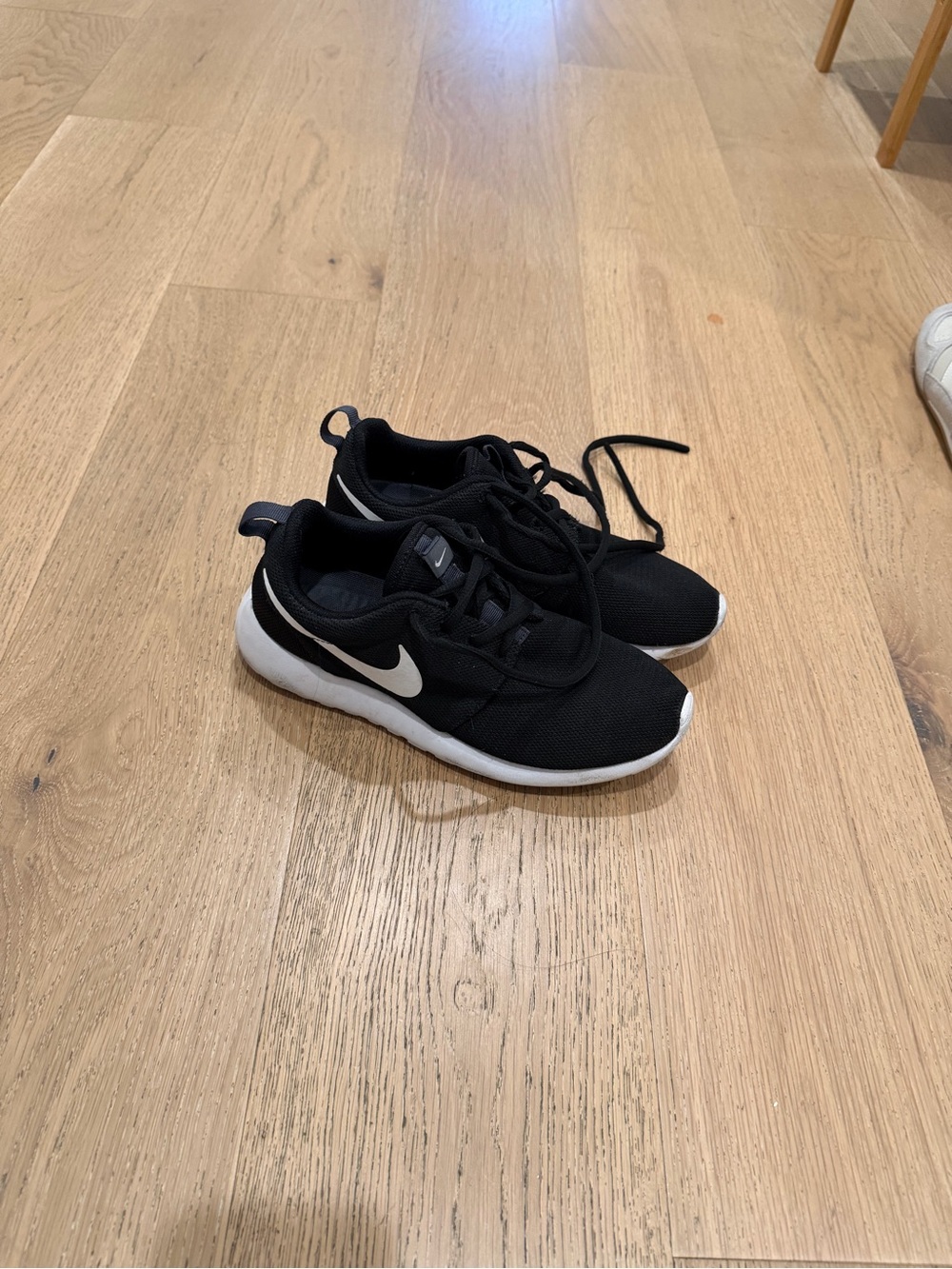 Nike Roche Sneakers - Picture 2 of 3